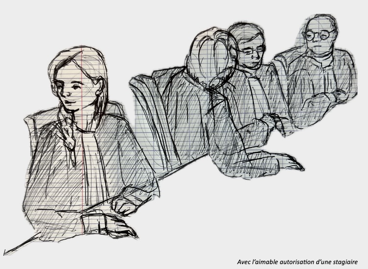 Croquis d’une audience en chambre du conseil : une greffière et trois juges en robe.